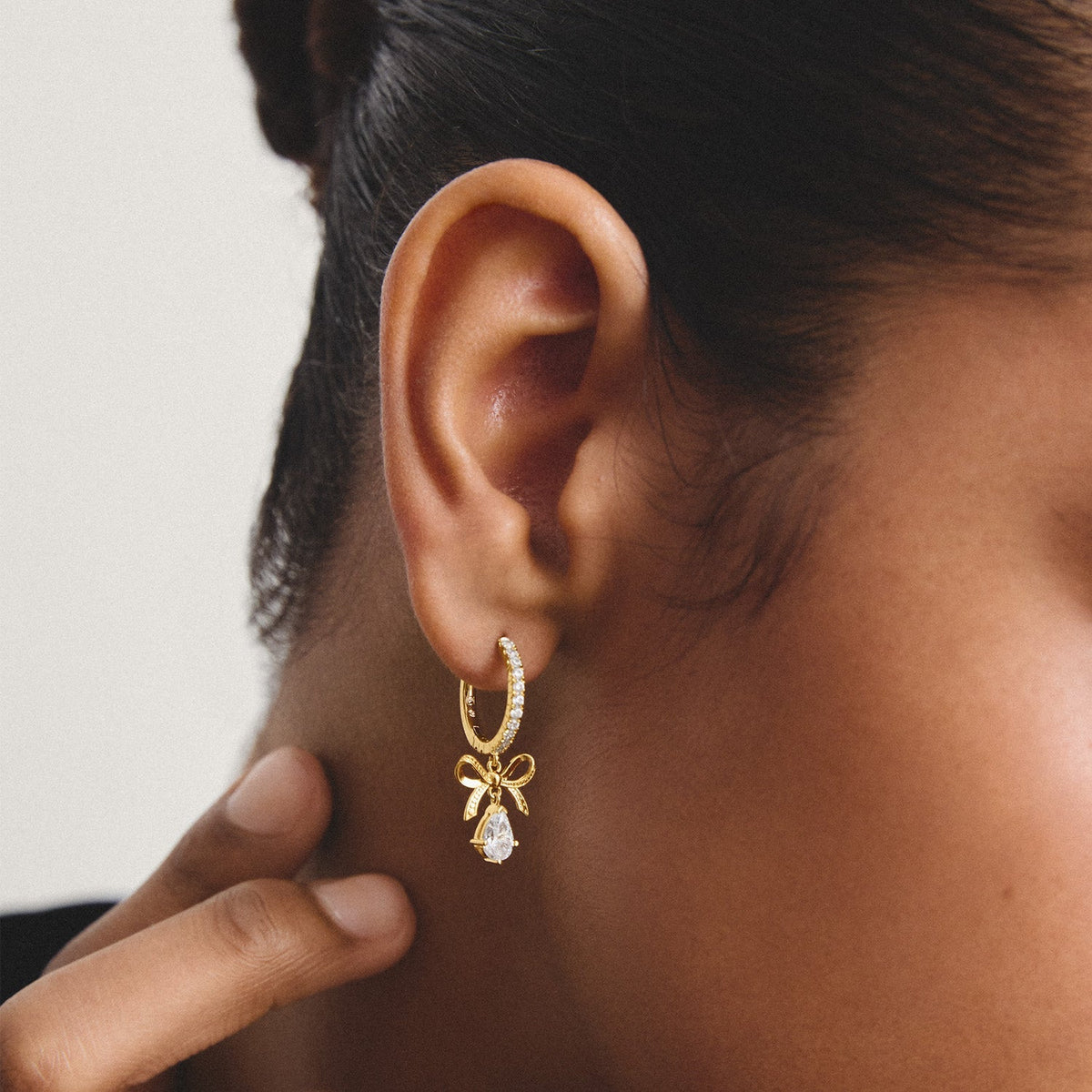 Thomas Sabo Hoop earrings Bow with zirconia in teardrop shape