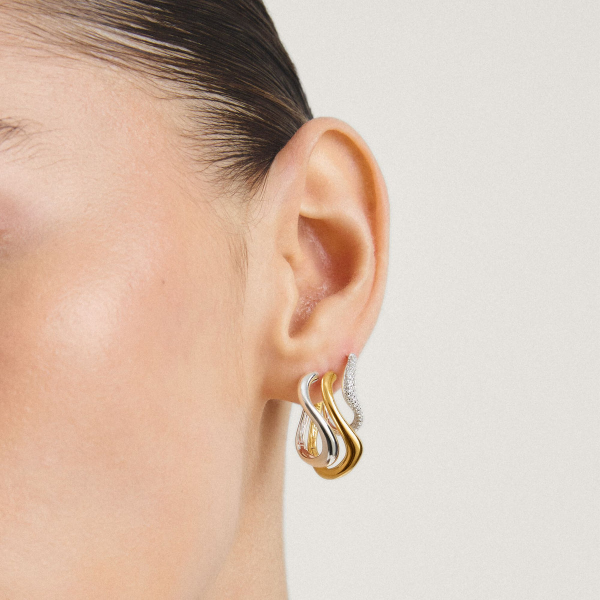 Thomas Sabo Wavy hoop earrings with zirconia